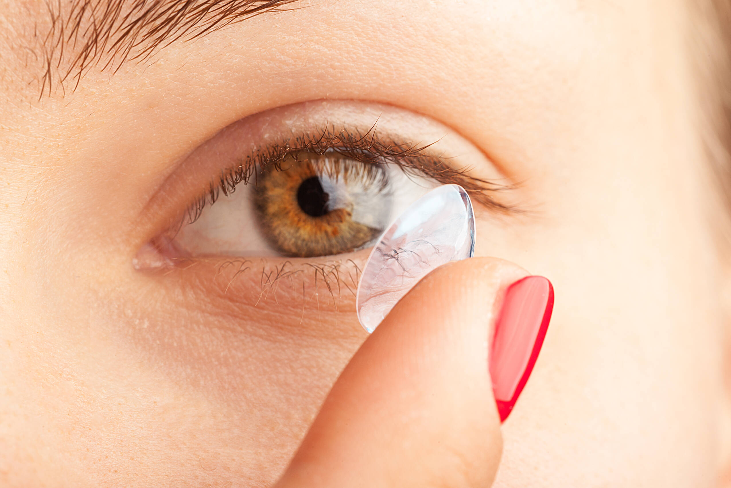 Woman putting contact lenses (1)